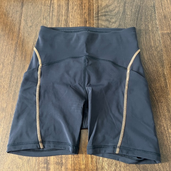 Fast and Free High-Rise Short 6"
Pockets LuLulemon x Barrys - Picture 3 of 7